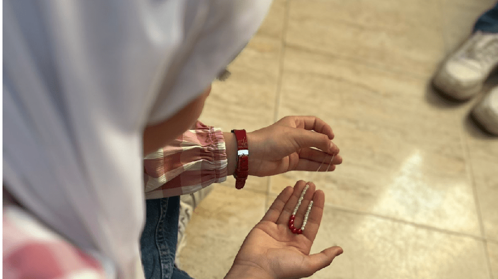 Girls crafted bracelets consisting of 28 beeds. 